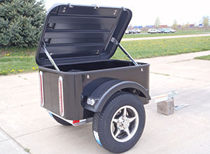 Small cargo trailer with lifted lid